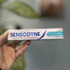 ویژگی های خمیر دندان sensodyne مدل fresh cleaning سنسوداین حجم 75 میل، ساخت کشور انگلیس اصل و اورجینال بوده و لاویا اصالت آن را تایید می کند. حاوی سدیم فلوراید 0.315 محافظت 24 ساعت حاوی فلوراید برای محافظت در برابر پوسیدگی دندان کمک به حفظ لثه های سالم محافظت طولانی مدت در برابر حساسیت دندان جلوگیری از تشکیل پلاک سفید کننده طبیعی دندان ضد پوسیدگی دندان  پاکسازی عمیق پاک کننده ی تمام جرم و آلودگی ها از روی سطح دندان ها مناسب برای کسانی که دندان ها و لثه هایی حساس دارند بخشیدن براقیت و شفافی به دندان ها التیام بخش التهابات لثه ای افزایش دهنده ی طول عمر دندان ها از بین برنده ی تمامی باکتری های موجود در دهان حجم 75 میل برند سنسوداین