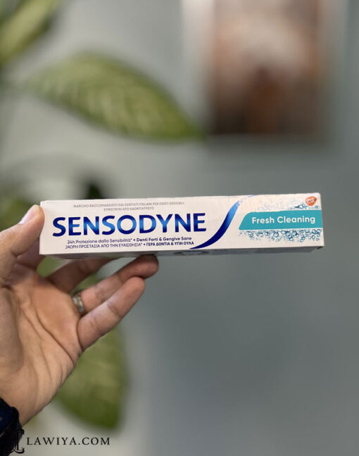 ویژگی های خمیر دندان sensodyne مدل fresh cleaning سنسوداین حجم 75 میل، ساخت کشور انگلیس اصل و اورجینال بوده و لاویا اصالت آن را تایید می کند. حاوی سدیم فلوراید 0.315 محافظت 24 ساعت حاوی فلوراید برای محافظت در برابر پوسیدگی دندان کمک به حفظ لثه های سالم محافظت طولانی مدت در برابر حساسیت دندان جلوگیری از تشکیل پلاک سفید کننده طبیعی دندان ضد پوسیدگی دندان  پاکسازی عمیق پاک کننده ی تمام جرم و آلودگی ها از روی سطح دندان ها مناسب برای کسانی که دندان ها و لثه هایی حساس دارند بخشیدن براقیت و شفافی به دندان ها التیام بخش التهابات لثه ای افزایش دهنده ی طول عمر دندان ها از بین برنده ی تمامی باکتری های موجود در دهان حجم 75 میل برند سنسوداین